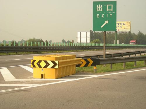 马鞍山雨山区导向防撞垫